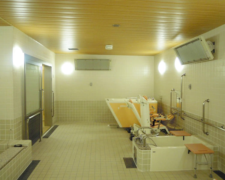 ④デイケアセンター：浴室